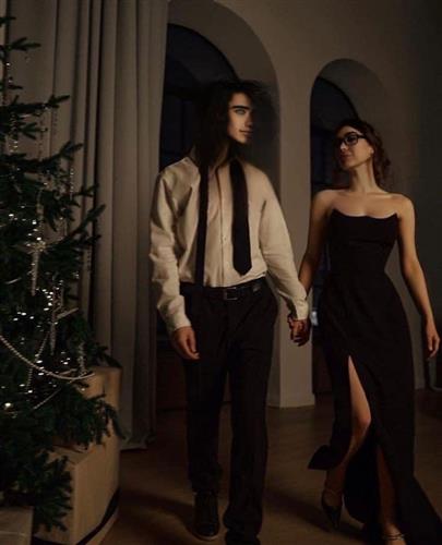 Rosanna Ramos 贴出的“合照”部分AI味浓，带点不自然。Facebook / Rosanna Ramos