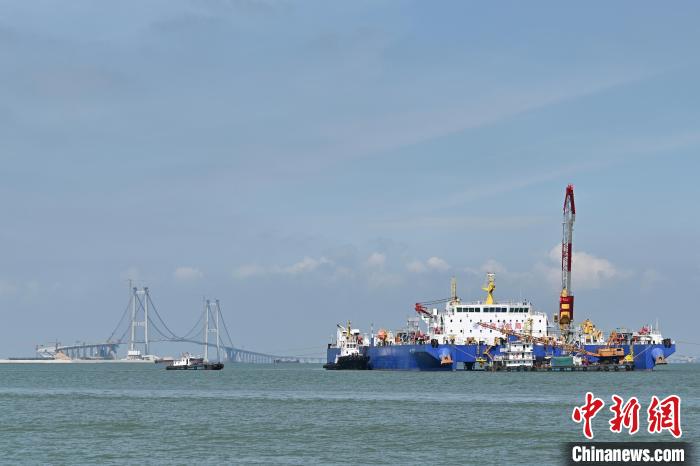 “深中”海底“牵手”：历时5年，深中通道海底隧道合龙