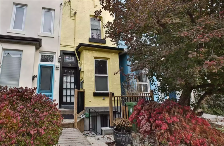 多伦多11呎宽镇屋挂牌115万 加价30万成交！买下就能当房东