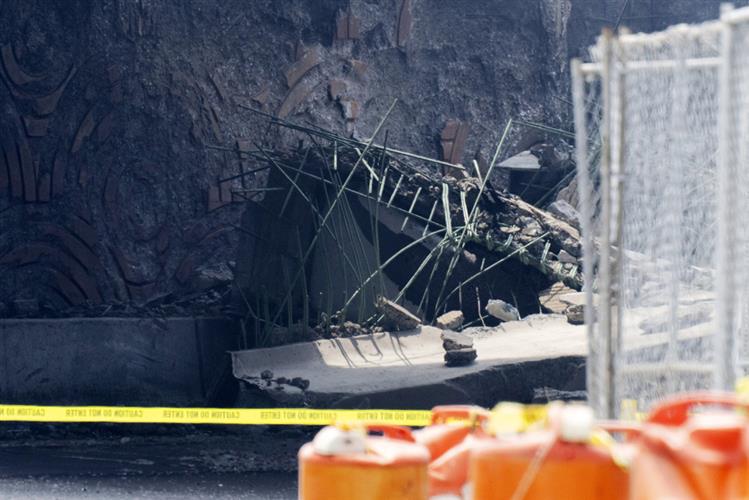 美国费城州际公路部份高架路段被烧至倒塌。路透社