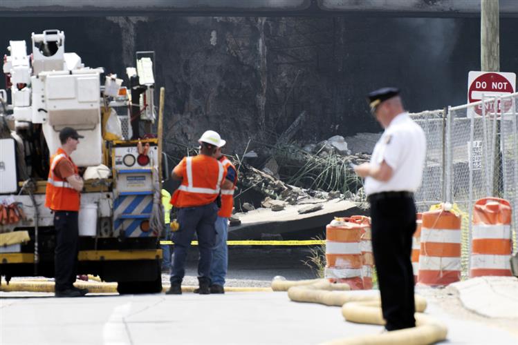 美国费城州际公路部份高架路段被烧至倒塌。路透社