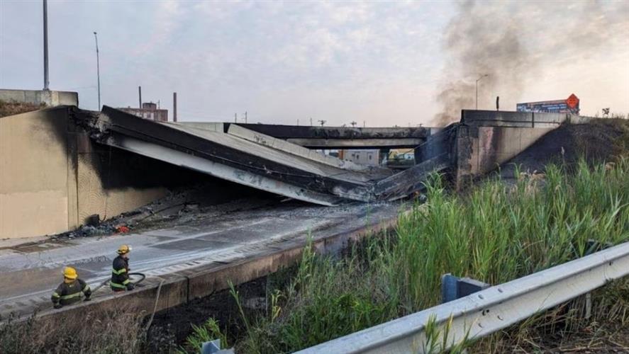 美国费城州际公路部份高架路段被烧至倒塌。路透社