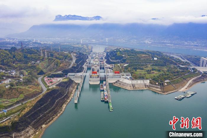 三峡船闸助力黄金水道进一步发挥“黄金效益”。　林海 摄