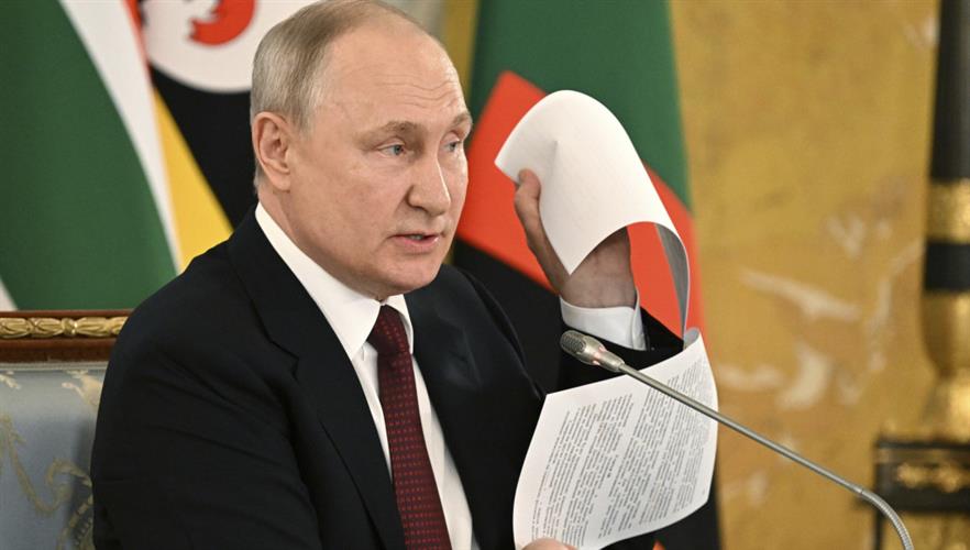 普京展示曾和乌克兰签的协议草案。美联社