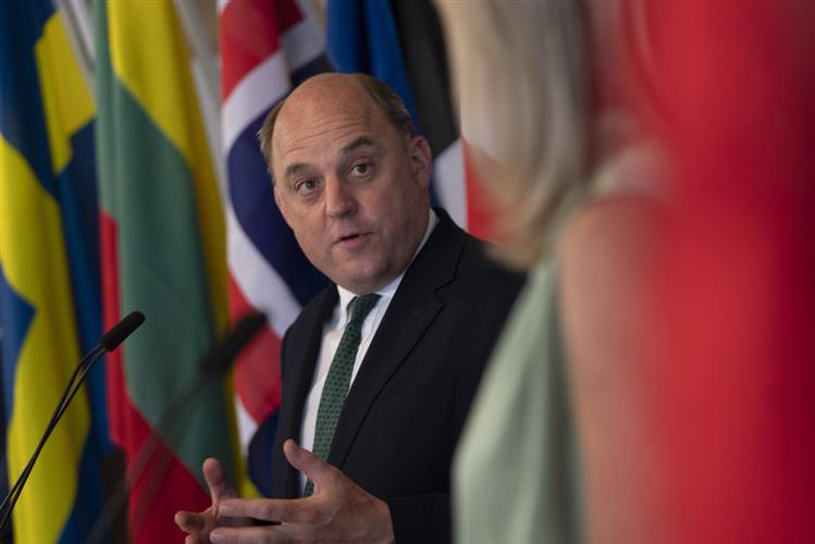 英国国防大臣华莱士有意出任北约秘书长。