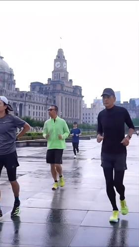 周润发在几位朋友陪同下跑步。