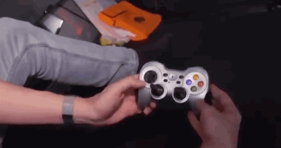 网传图片指“泰坦号”的操作只靠一个二百多元的游戏控制器。社交媒体