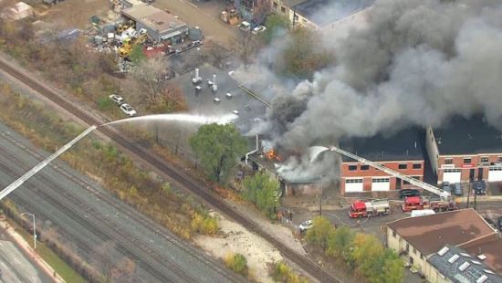 多伦多西区工厂五级大火 屋顶倒塌火车停驶！