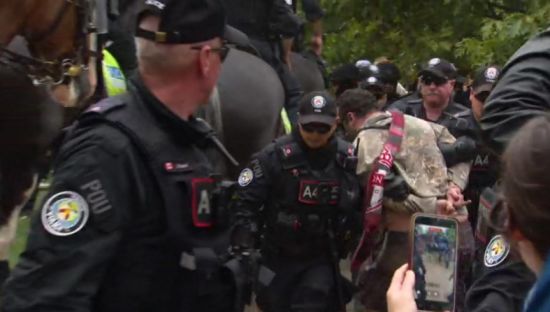 多伦多大规模反移民集会爆冲突，警方紧急逮捕6人