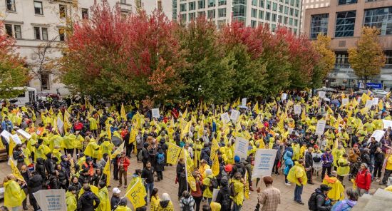 罢工升级！温哥华数千人游行声援公务员工会