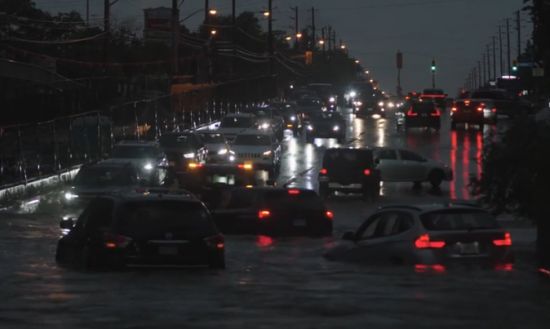 遭遇罕见暴雨! 多伦多这个路口沦陷: SUV秒变