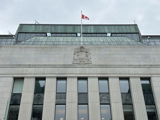 加拿大新债超四成被杠杆对冲基金买走！央行警告借贷风险加剧