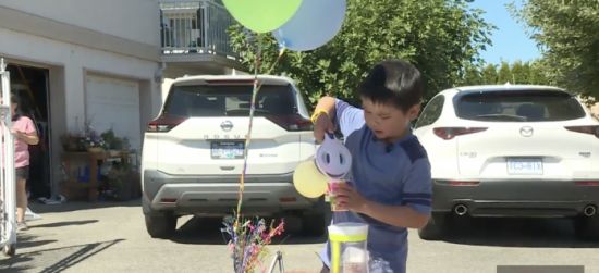八岁华裔儿童为纪念父亲 摆摊募款支持医院