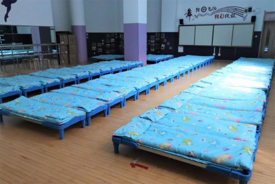 中国多地中小学开启校内午休模式：实现舒心午睡还要多久？