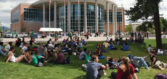 国际学生人数大降 卑诗一所大学宣布裁员