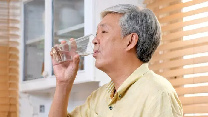 常喝水呛到要小心！1原因增吸入性肺炎风险 营养师教长者安全饮水3招