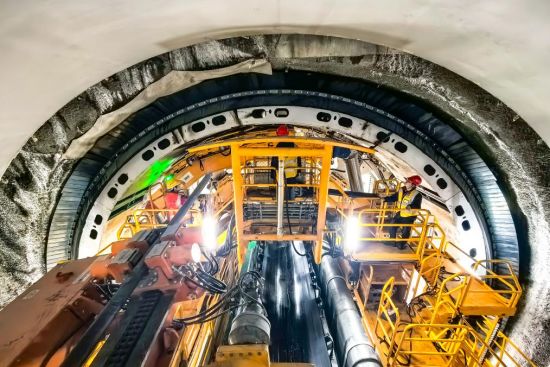 中国引江补汉工程首台双护盾硬岩掘进机始发