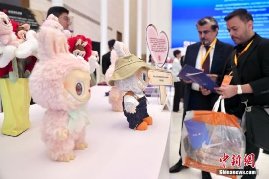 Labubu背后的男人，给出“第三选择”