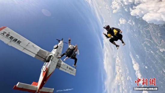 低空旅游热潮涌动 “Z世代”跃“向云端”