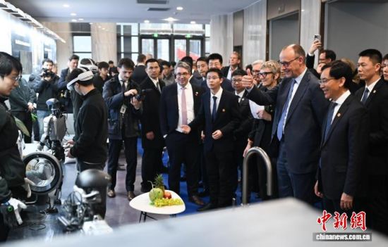 德国总理默茨访杭州 点赞中国人形机器人