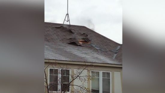 罕见雷暴击中多伦多民宅 屋顶被劈出大洞起火！