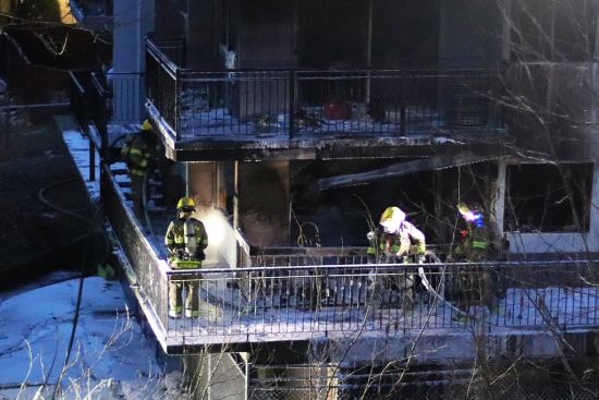 高贵林公寓楼大火撤离上百居民 出动4城市68名消防员扑救