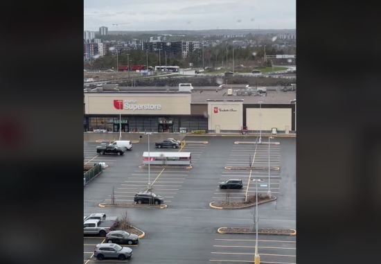 停车场空了！加拿大居民晒连锁超市巨头现况！