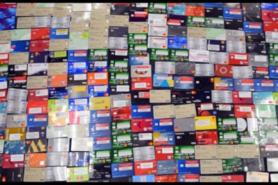 本拿比警捣盗贼团伙窝点 搜出近1600张银行卡和支票等重要文件