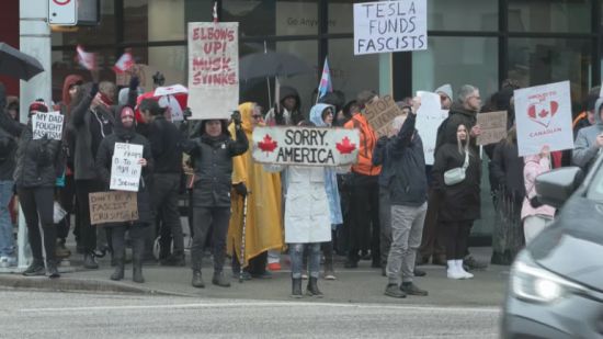 数十人在温哥华特斯拉展厅外抗议：送马斯克上火星吧！