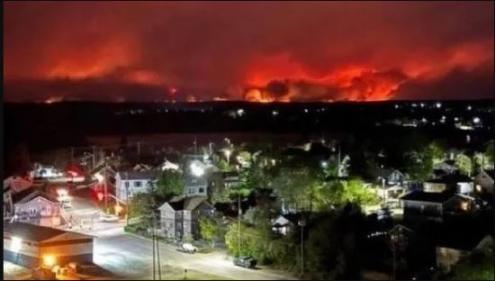 山火肆虐！加拿大小镇准备全员撤离，居民惊叹：宛如末日景象