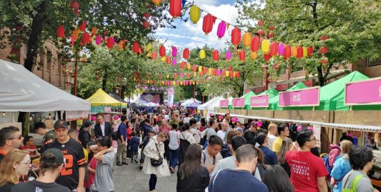 “点亮华埠！”热闹举行 照亮温哥华社区友谊和未来