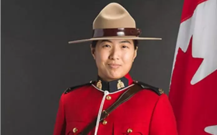 皇家骑警发声明悼念女警杨子信殉职3周年