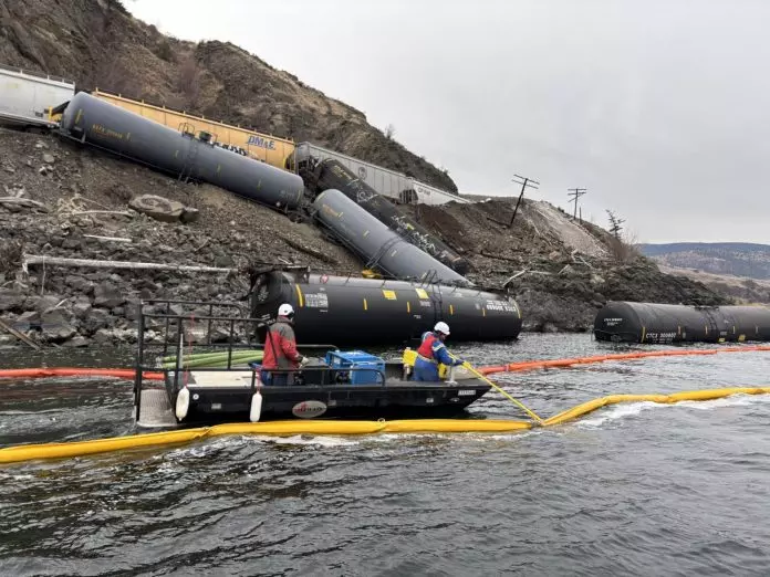 火车脱轨 BC省甘碌湖遭燃油污染