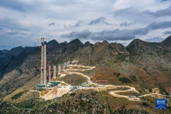 中国贵州：“地球裂缝”上建世界级大桥