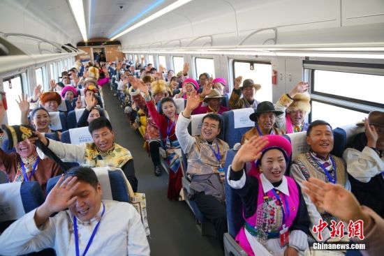 丽江至香格里拉铁路开通运营 迪庆藏族自治州迈入动车时代