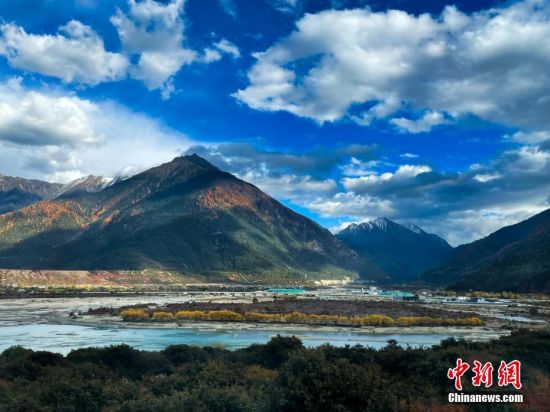 青藏铁路人历时一年记录“天路”四季美景