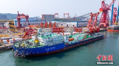 中国首艘兼顾海船规范与长江限高的全回转起重船交付