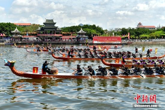 又到端午龙船时 悬望蛟龙争头彩