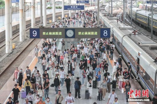 中国铁路迎端午假期返程客流高峰