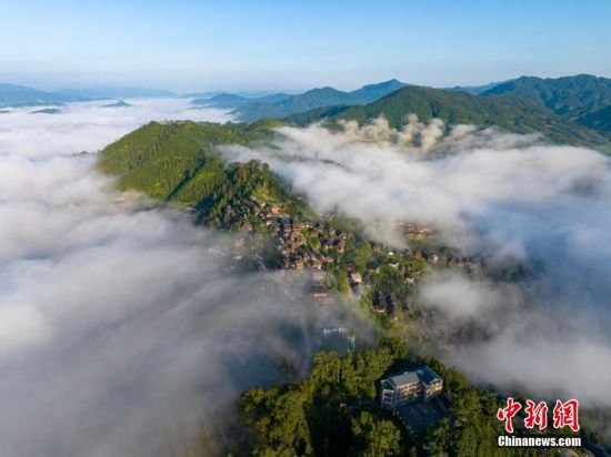 贵州从江：盛夏苗寨云雾缭绕景如画