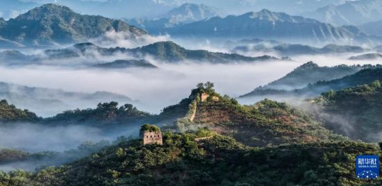 河北遵化：云蒸霞蔚 长城如画