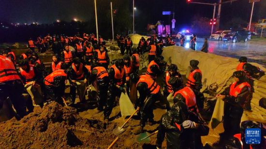 解放军和武警部队官兵、民兵投入防汛抢险救灾