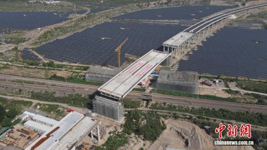 沿太行高速上跨焦柳铁路立交桥完成转体