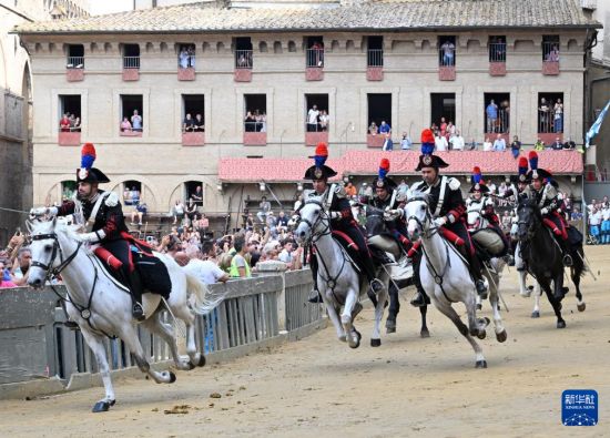 意大利锡耶纳：节日赛马