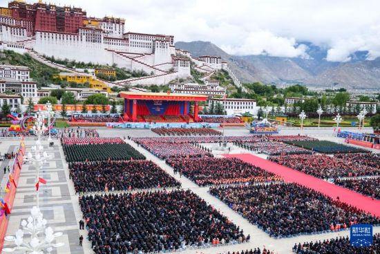 西藏自治区成立60周年庆祝大会隆重举行