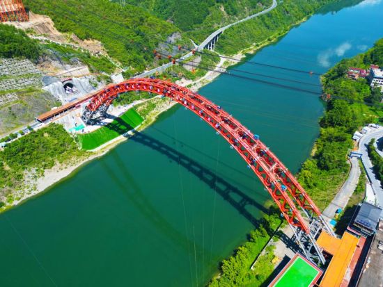 西渝高铁康渝段控制性工程安康汉江大桥拱肋顺利合龙