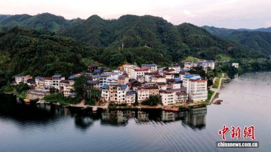 广西三江：霞映三江口 风光如画