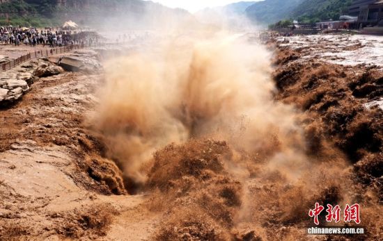黄河壶口瀑布浊浪翻滚引游人