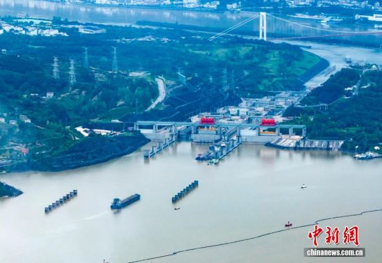 三峡枢纽今年前三季度通过量超1.28亿吨