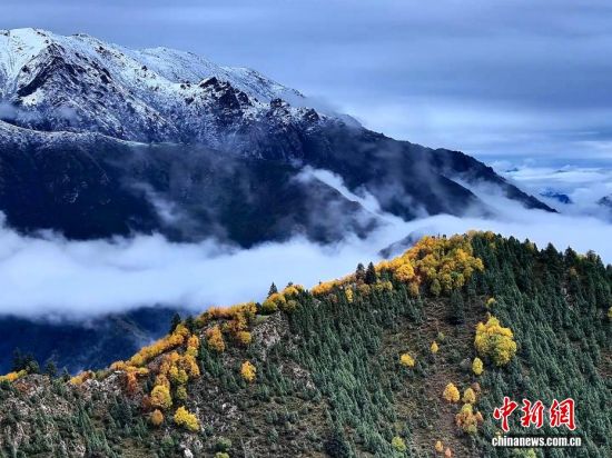 航拍高原深秋美景：雪覆山巅 秋染山河